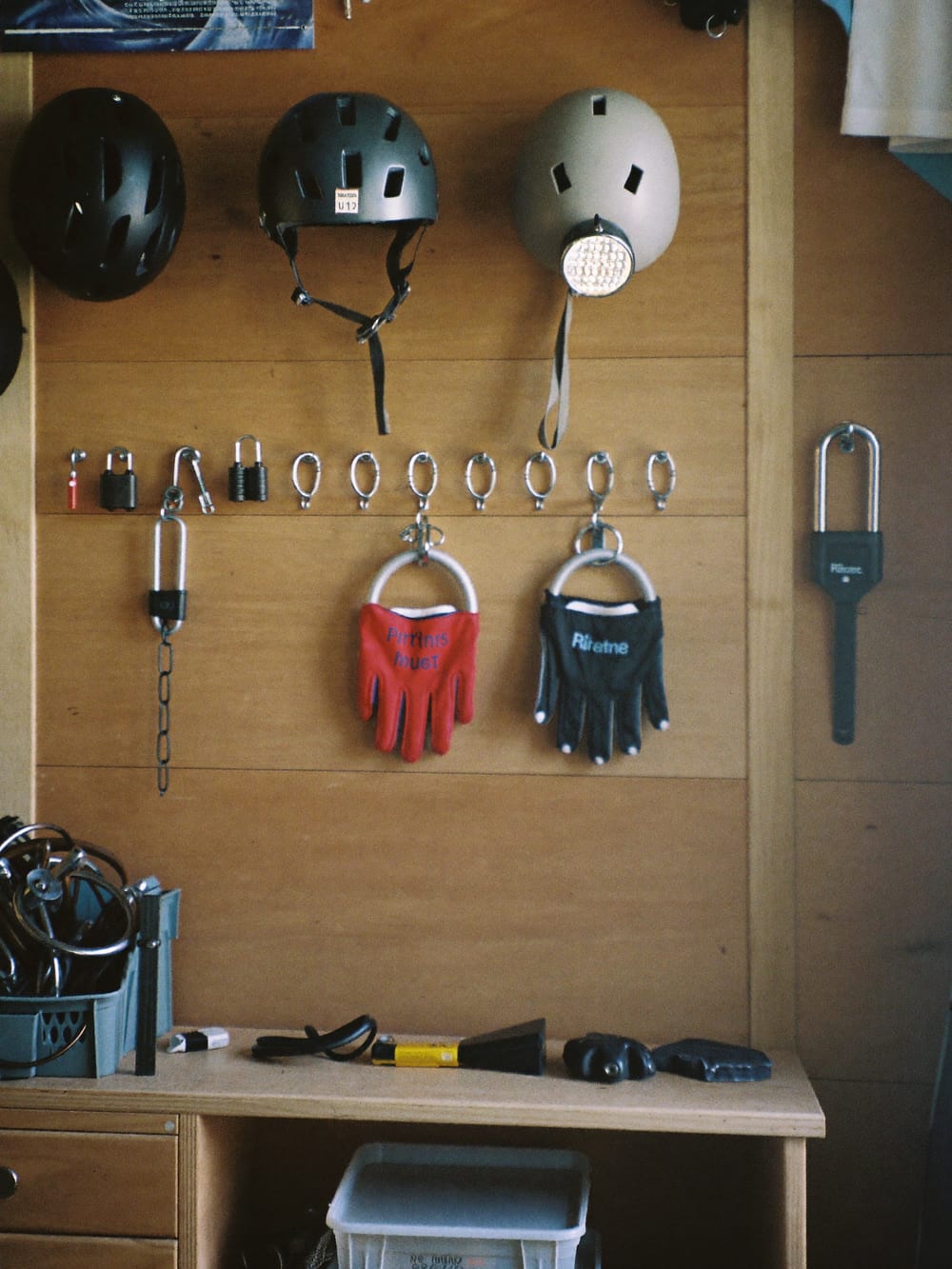 Werkstattwand mit Helmen, Schlössern und Handschuhen