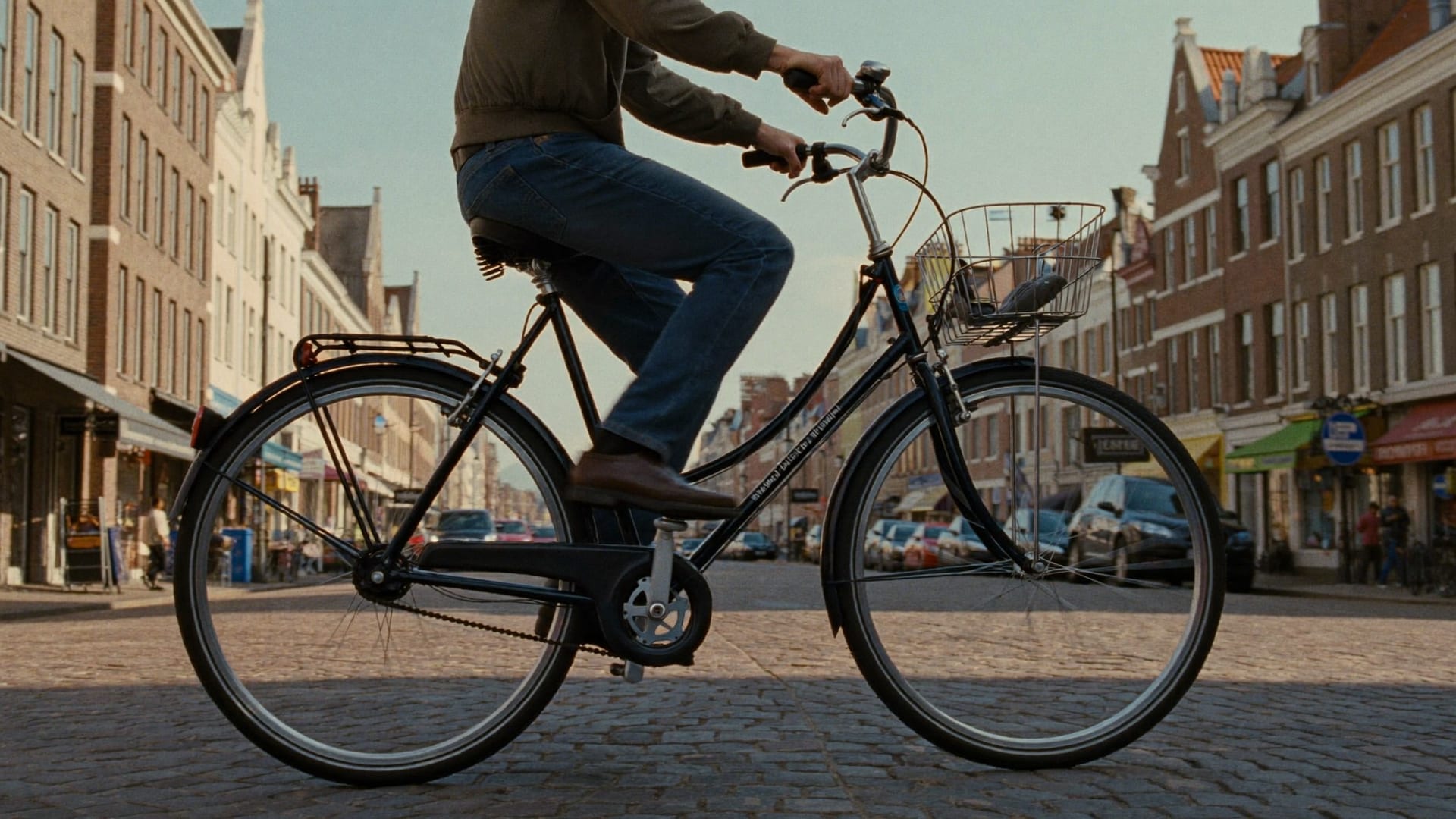 Citybike auf Kopfsteinpflaster in einer Altstadtgasse