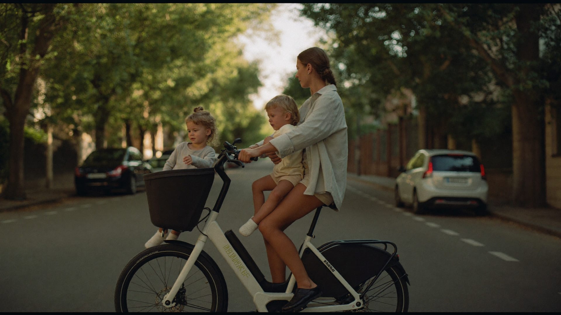 Lastenrad mit zwei Kindern in einer Wohnstraße